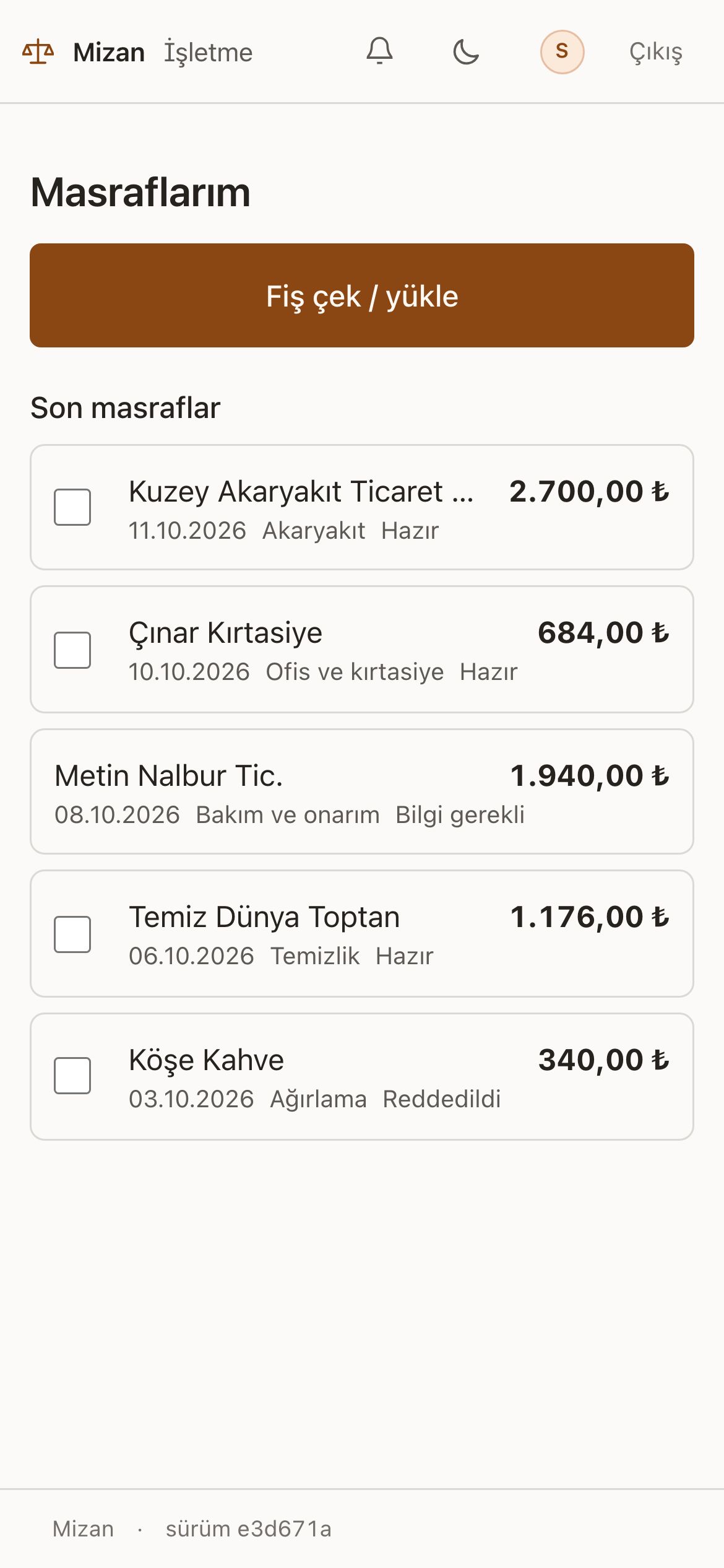 Telefon ekranı: büyük Fiş çek / yükle düğmesi ve çalışanın son masrafları.